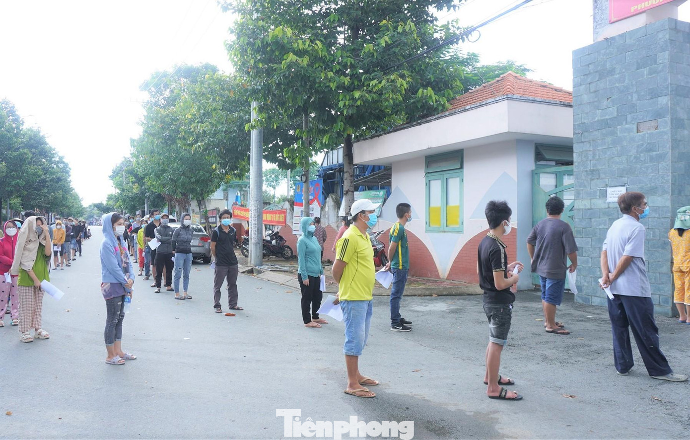 Người dân Bình Dương xếp hàng dài tiêm vắc xin phòng COVID-19