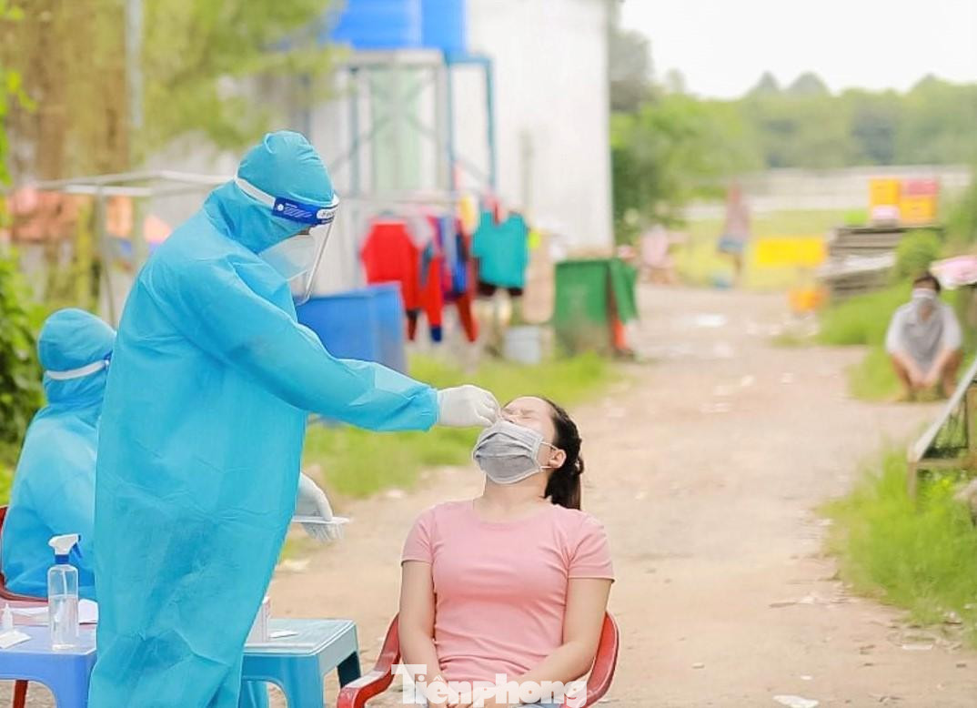 Lực lượng chức năng Bình Dương đến tận nhà xét nghiệm cho người dân