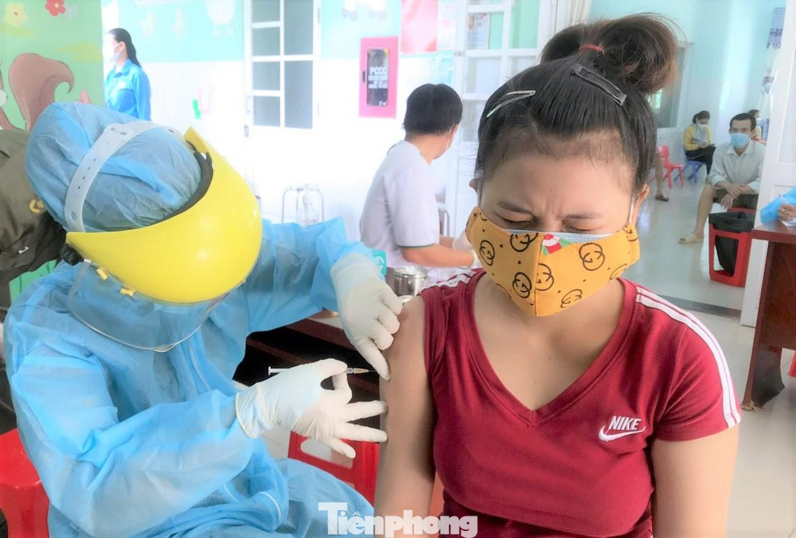 Ban chỉ đạo phòng, chống dịch tỉnh Bình Dương cho biết, ngày đầu tổ chức tiêm vắc xin Vero Cell của Sinopharm chưa có trường hợp nào phản ứng nặng