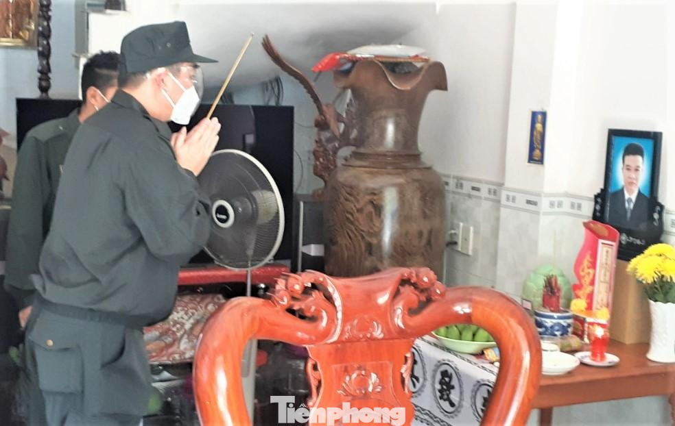 Thượng tá Đặng Tuấn Anh, Trung đoàn Trưởng Trung đoàn CSCĐ Đông Nam Bộ thắp nén hương tiễn biệt thân phụ binh nhất Lê Duy Hưng