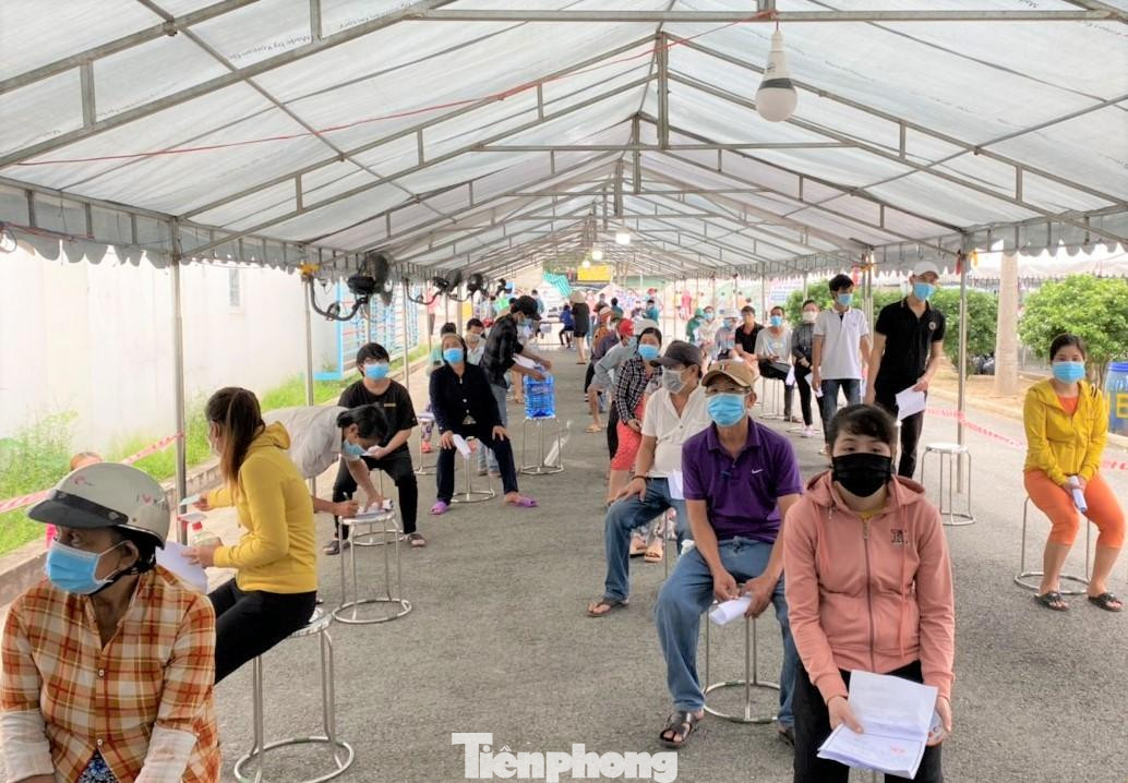 Bình Dương cơ bản đã tiêm đủ mũi 1 cho nhóm đối tượng trên 18 tuổi Bình Dương cơ bản đã tiêm đủ mũi 1 cho nhóm đối tượng trên 18 tuổi