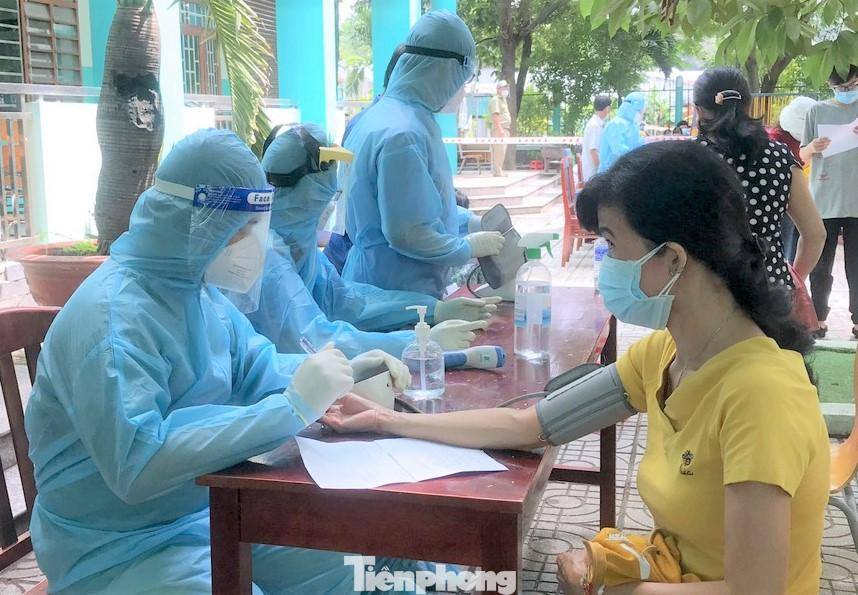 Bình Dương bố trí nhân lực thần tốc tiêm vắc xin cho người dân nên công tác tiêm tại các điểm nhanh chóng