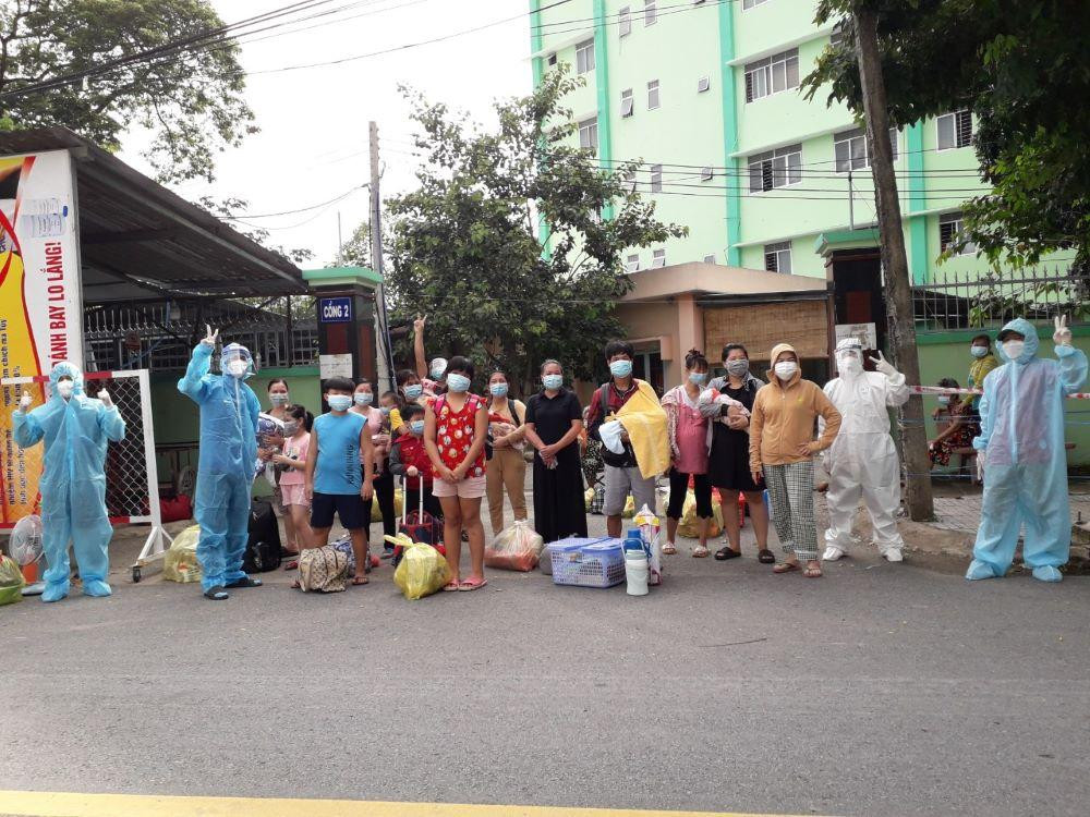 Bệnh nhân COVID-19 ở Bình Dương xuất viện được nhóm thiện nguyện di chuyển về nhà Bệnh nhân COVID-19 ở Bình Dương xuất viện được nhóm thiện nguyện di chuyển về nhà