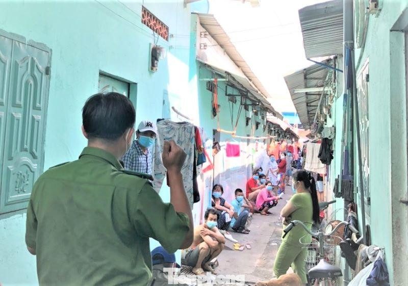 Lực lượng chức năng tuyên truyền cho người ở trọ chấp hành tốt phòng, chống dịch COVID-19
