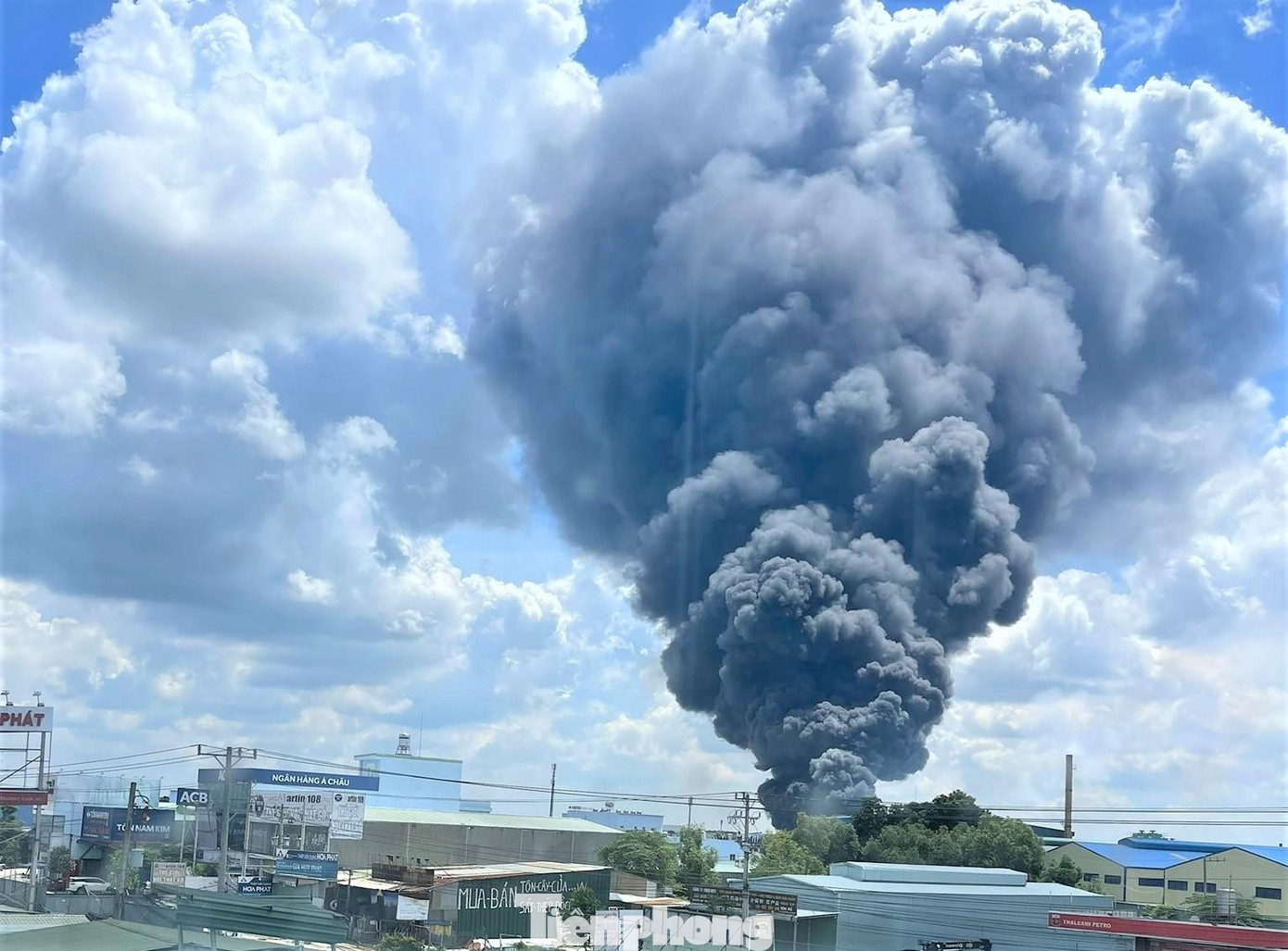 Cột khói cao hàng chục mét, đứng từ xa vẫn nhìn thấy