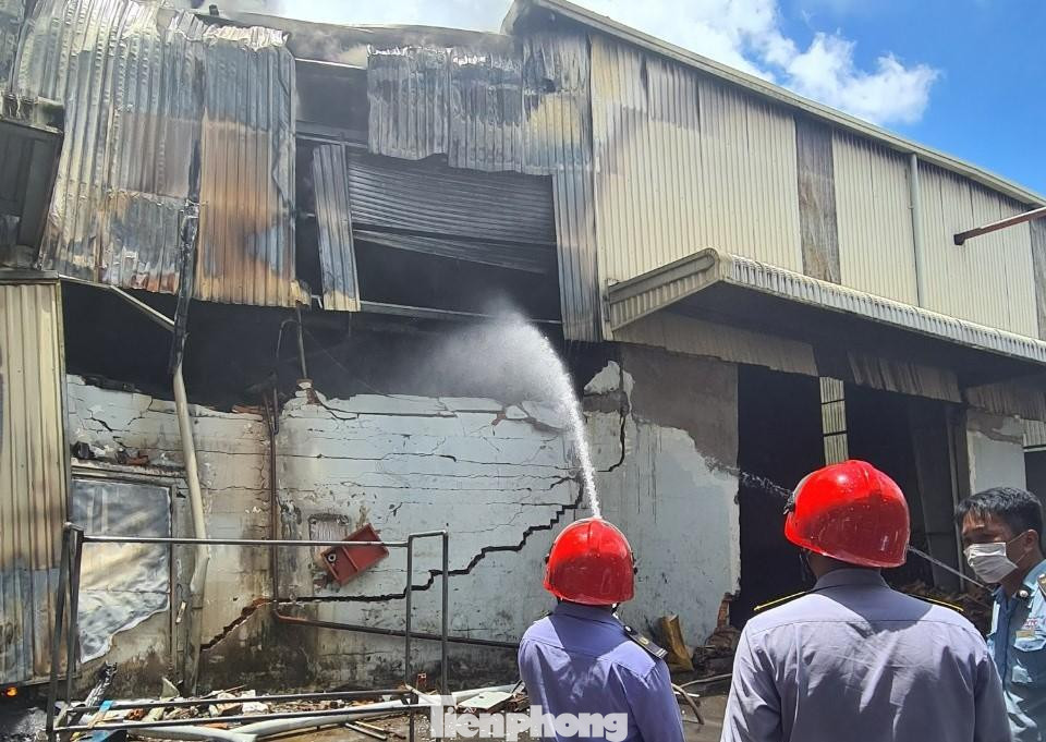 Tài sản trong nhà xưởng bị thiêu rụi