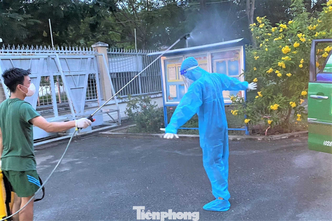 Sau mỗi lần di chuyển F0, anh Kiên được khử trùng để đảm bảo an toàn Sau mỗi lần di chuyển F0, anh Kiên được khử trùng để đảm bảo an toàn