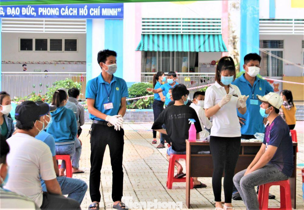 Thành viên Tổ COVID-19 của các khu nhà trọ là công nhân ở trọ, họ sẽ là người xét nghiệm cho toàn bộ người trong khu trọ