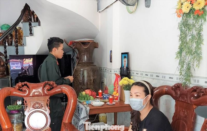 Binh nhất Lê Duy Hưng về nhà thắp nén hương tiễn biệt cha