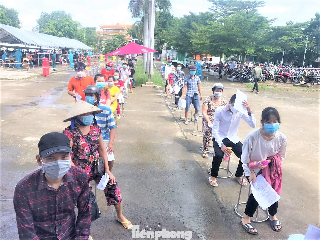 Bình Dương đang triển khai tiêm vắc xin cho người dân