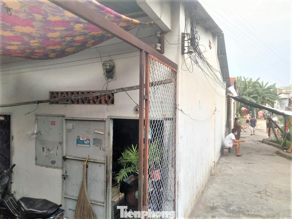 Ngành chức năng phối hợp với chủ nhà trọ để sắp xếp cho công nhân của một công ty ở chung với nhau để dễ kiểm soát dịch .