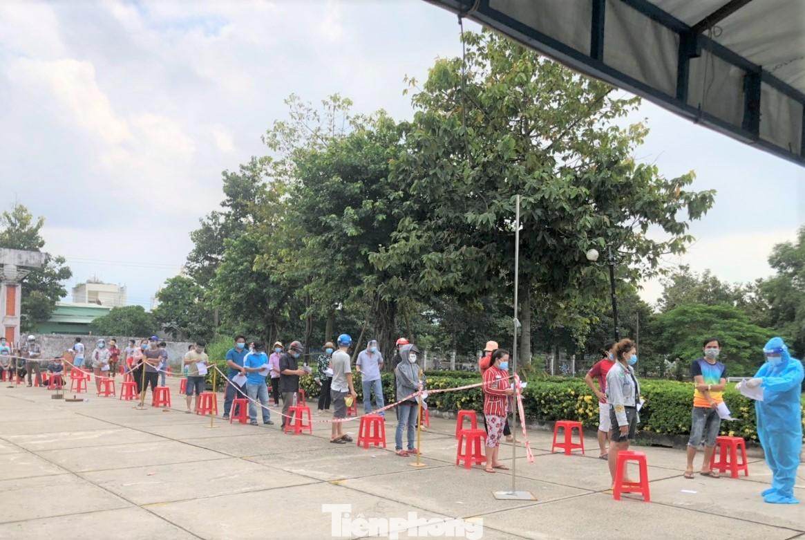 Vắc xin Sinopharm được chỉ định tiêm phòng cho người từ 18 tuổi trở lên. Lịch tiêm gồm 2 mũi, mũi 2 cách mũi 1 từ 3 - 4 tuần. Phản ứng sau tiêm chủng được ghi nhận hầu hết là nhẹ đến trung bình và tồn tại trong thời gian ngắn.