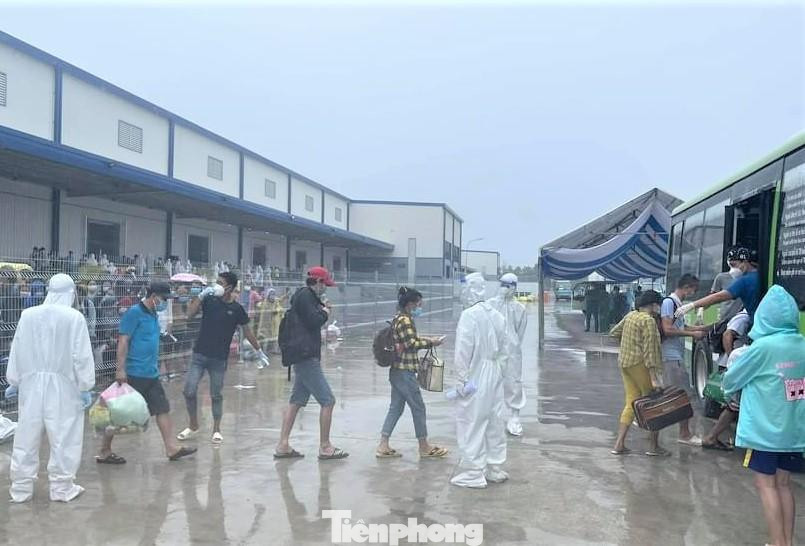 Trạm y tế lưu động có nhiệm vụ theo dõi xử lý tình huống khẩn cấp F0 cách ly tại nhà trước khi đưa đến khu điều trị Trạm y tế lưu động có nhiệm vụ theo dõi xử lý tình huống khẩn cấp F0 cách ly tại nhà trước khi đưa đến khu điều trị