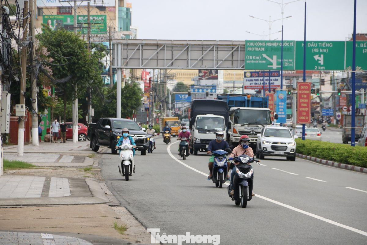 Quốc lộ 13 đông đúc trong ngày đầu tiên TP Thủ Dầu Một trở lại trạng thái bình thường mới