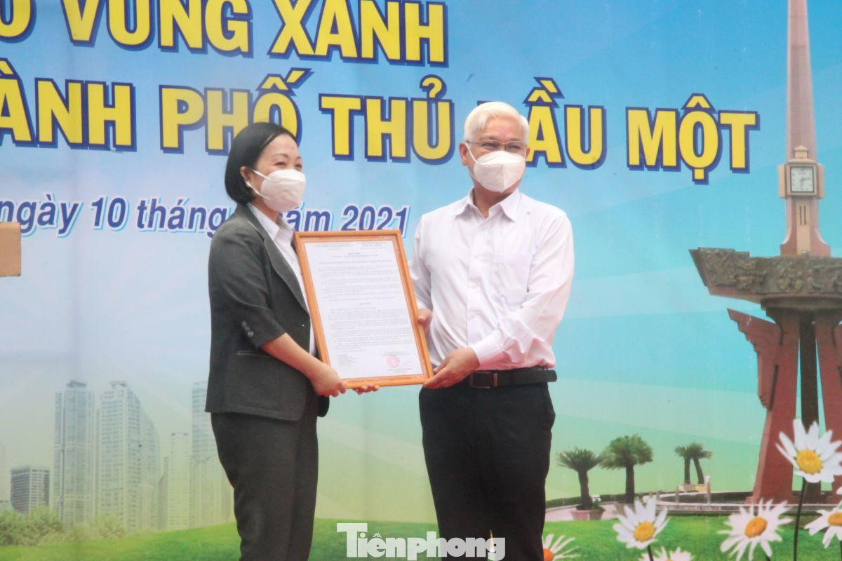 Bí thư Tỉnh ủy Bình Dương Nguyễn Văn Lợi trao chứng nhận "vùng xanh" cho bà Nguyễn Thu Cúc, Chủ tịch UBND TP Thủ Dầu Một