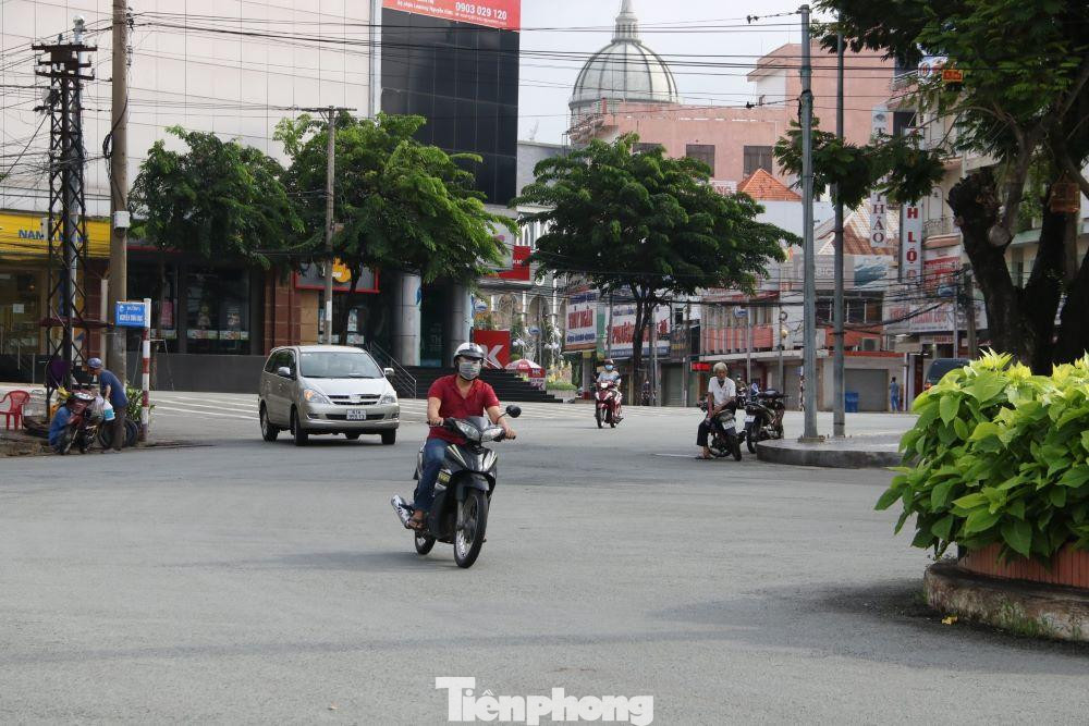 Khu vực chợ trung tâm TP Thủ Dầu Một vẫn vắng người khi trở lại trạng thái bình thường mới