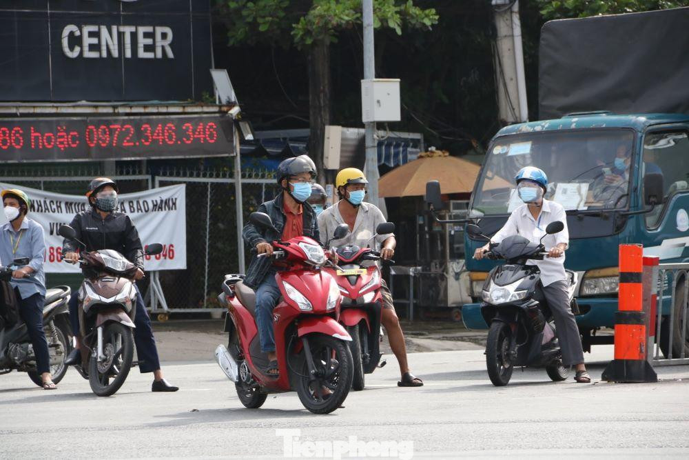 Người di chuyển trên đường phố Thủ Dầu Một chủ yếu lực lượng chức năng