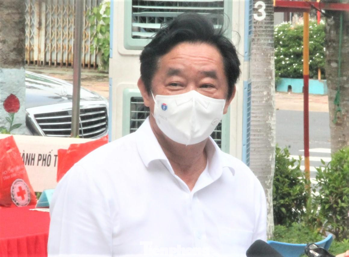 Có mặt tại lễ công bố, ông Nguyễn Hoàng Thao - Phó Bí thư Thường trực Tỉnh ủy Bình Dương khuyến cáo, mặc dù trở lại trạng thái bình thường mới nhưng người dân phải chấp hành tốt phòng, chống dịch để bảo vệ sức khỏe của bản thân, gia đình và cộng đồng.