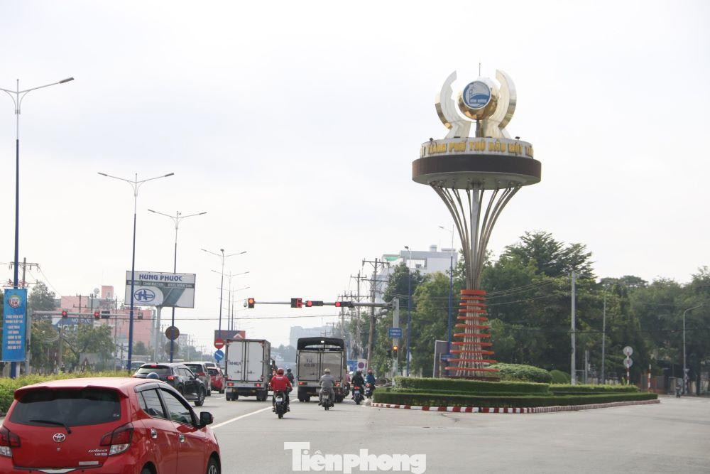 Lượng phương tiện chủ yếu tập trung trên Quốc lộ 13, hướng rẻ vào TP Thủ Dầu Một vẫn vắng người