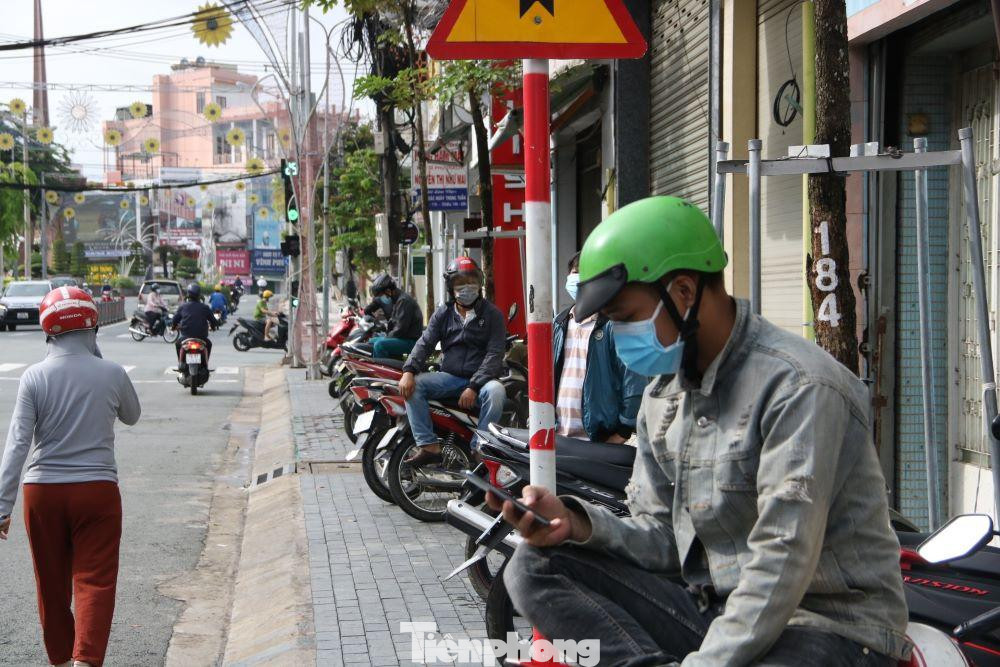 Đường Cách Mạng Tháng Tám thuộc phường Phú Cường, TP Thủ Dầu Một nhiều người ra đường trong ngày 10/9