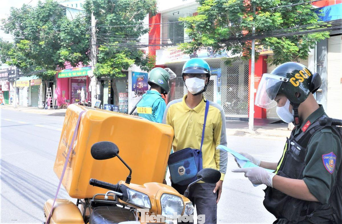 Các trục đường chính liên huyện, thị xã, thành phố vẫn duy trì chốt kiểm dịch