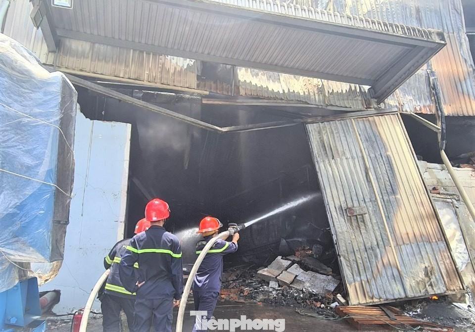 Nhà xưởng đổ sập sau hỏa hoạn