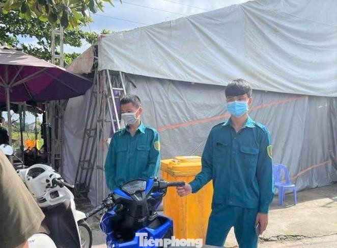 Hai thanh niên mặc đồ dân quân bị xử lý Hai thanh niên mặc đồ dân quân bị xử lý