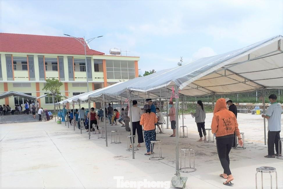 Ngày thứ hai triển khai tiêm vắc xin Vero Cell của Sinopharm người dân đăng ký tiêm đông