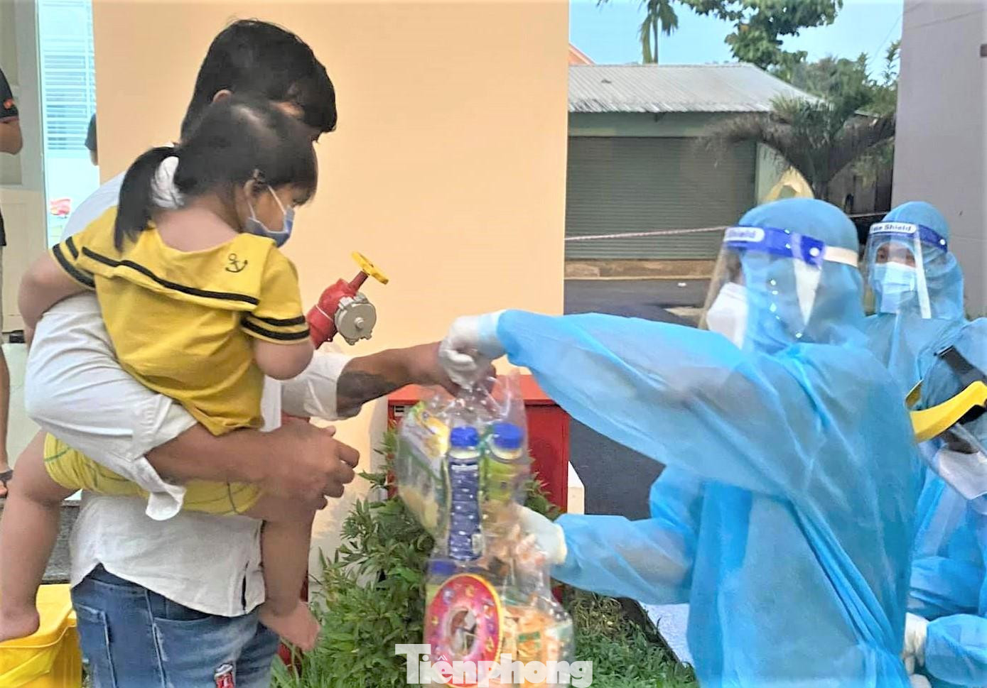 Tặng quà cho thiếu nhi trong khu cách ly ở Bình Dương