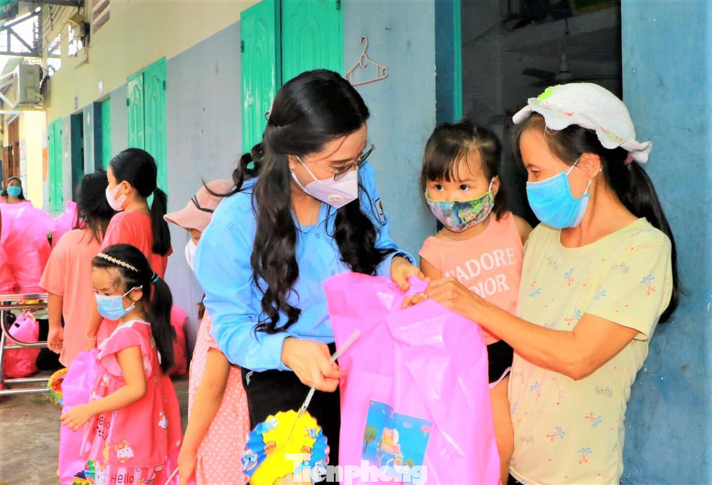 Tại thị xã Bến Cát, chị Nguyễn Phạm Duy Trang – UV.BTV, Trưởng Ban Công tác Thiếu nhi Trung ương Đoàn, Phó Chủ tịch Thường trực Hội đồng Đội Trung ương trao tặng quà cho các em thiếu nhi