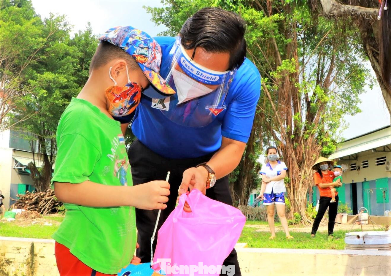 Anh Trần Bảo Lâm – Phó Bí thư Thường trực Tỉnh Đoàn, Chủ tịch Hội LHTN Việt Nam tỉnh Bình Dương, Chủ tịch Hội đồng Đội tỉnh Bình Dương trao tặng quà cho các em thiếu nhi tại TX Bến Cát