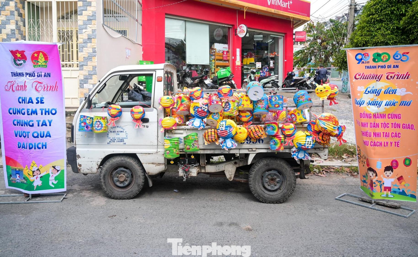 Được biết, Chương trình Trung thu với chủ đề “Lồng đèn thắp sáng ước mơ – cùng em vượt qua đại dịch” được diễn ra từ nay đến ngày 21/9, trao tặng 2.300 suất quà trung thu trị giá gần 900 triệu đồng cho thiếu nhi có hoàn cảnh khó khăn đang ở các khu cách ly, khu phong tỏa và bệnh viện dã chiến tại các huyện, thị xã, thành phố trong toàn tỉnh Bình Dương.