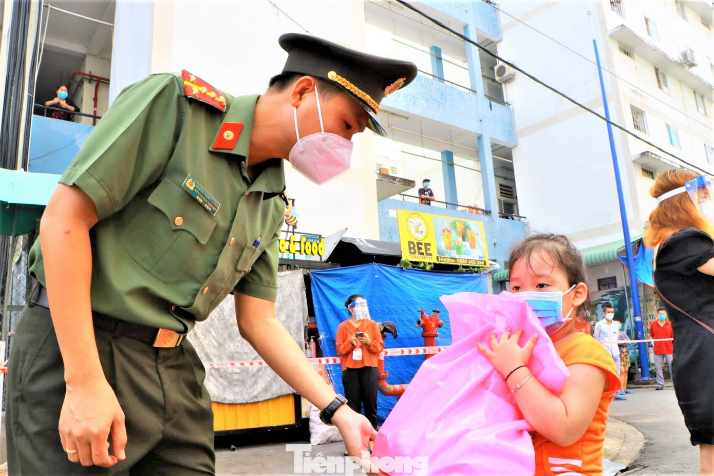 Đại úy Hoàng Trung Tương, Phó Bí thư Đoàn thanh niên Công an tỉnh Bình Dương tặng quà Trung thu cho thiếu nhi con công nhân