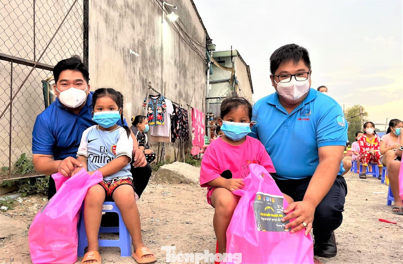 Theo đó, để đảm bảo công tác phòng, chống dịch bệnh chương trình năm nay được chia nhỏ thành các đoàn công tác do các anh, chị trong Thường trực, ủy viên Ban Thường vụ Tỉnh đoàn đến các địa phương để trao tặng những phần quà ý nghĩa dành cho các em nhỏ có hoàn cảnh khó khăn