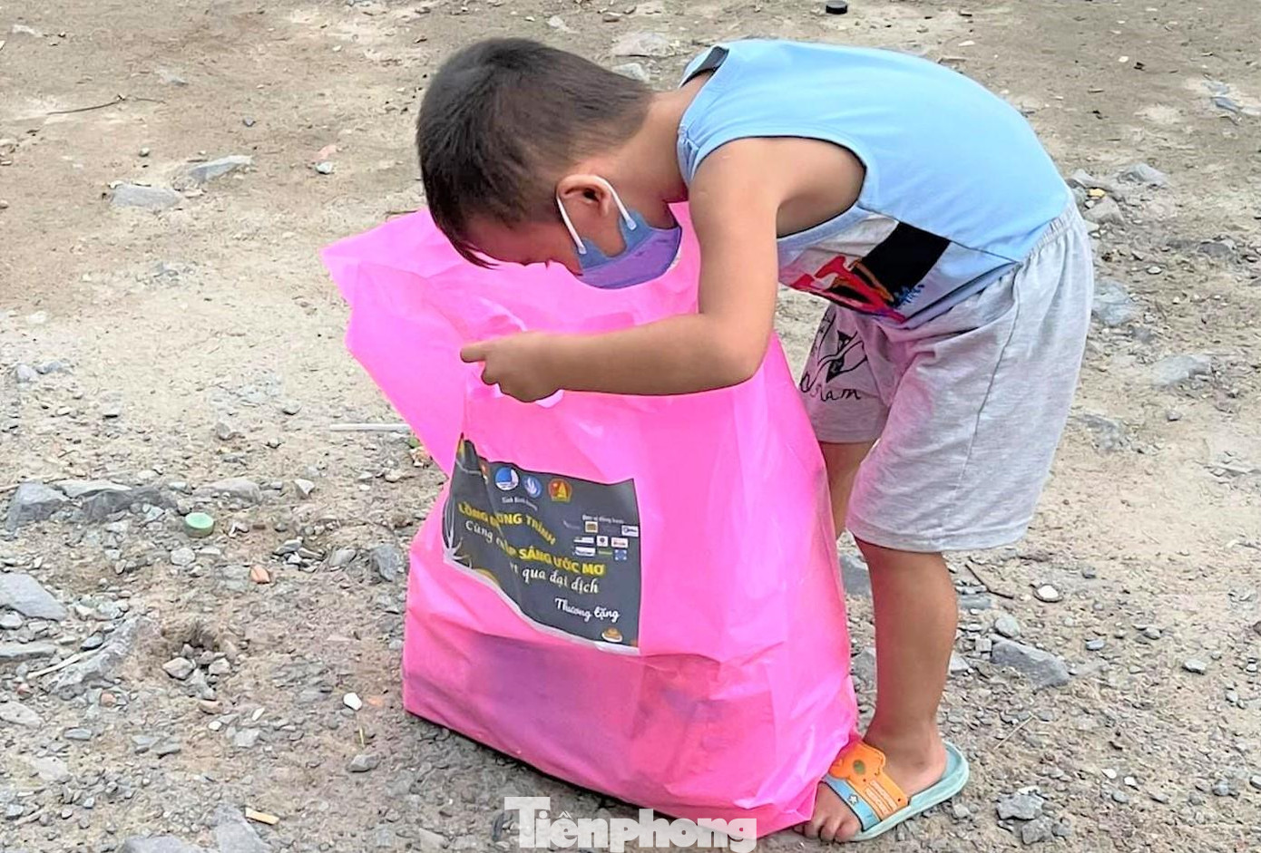 Tại thị xã Tân Uyên, anh Thái Kiến Thuận - UV.BTV, Trưởng Ban Phong trào Tỉnh đoàn Bình Dương đã trao tặng quà cho thiếu nhi là con người lao động có hoàn cảnh khó khăn trên địa bàn