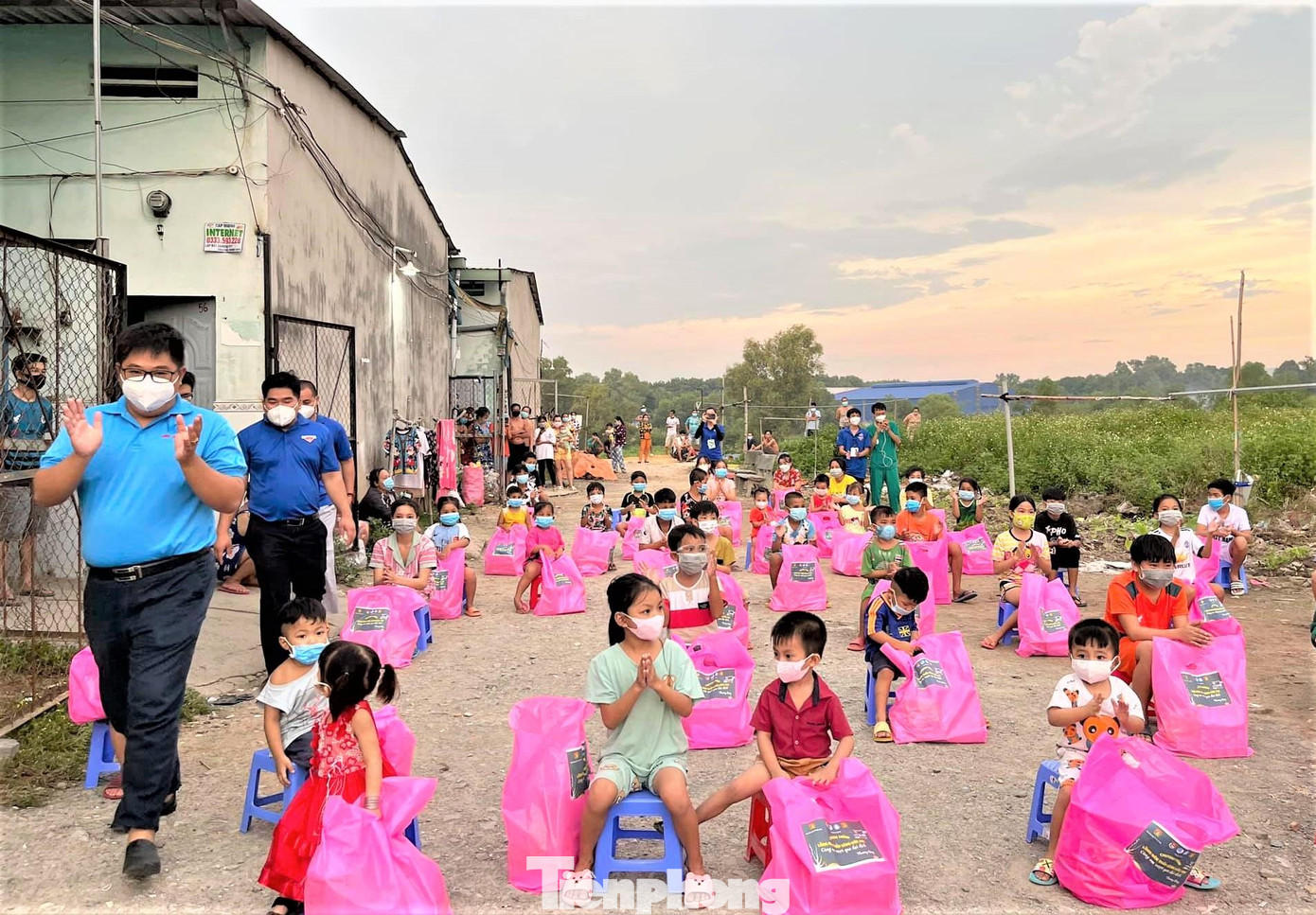 Thực hiện công tác chăm lo cho đoàn viên, thanh thiếu nhi trong dịp Trung thu, Hội đồng Đội Trung ương đã phối hợp cùng Ban Thường vụ Tỉnh Đoàn Bình Dương tổ chức chương trình Trung thu với chủ đề “Lồng đèn thắp sáng ước mơ – cùng em vượt qua đại dịch”, trao tặng hàng nghìn suất quà trung thu cho thiếu nhi có hoàn cảnh khó khăn đang ở các khu cách ly, khu phong tỏa và bệnh viện dã chiến tại các huyện, thị xã, thành phố trên địa bàn tỉnh Bình Dương