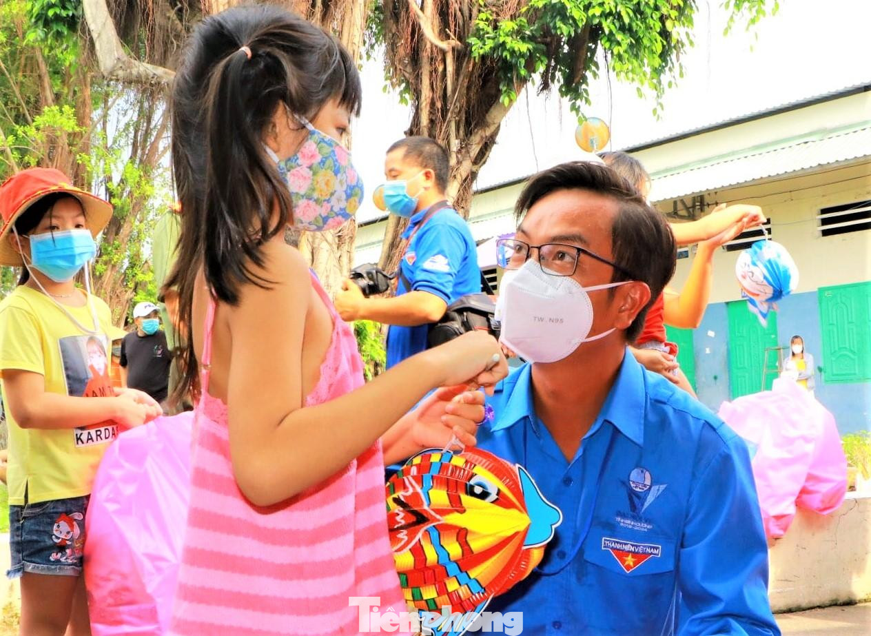 Anh Nguyễn Minh Tân, Bí thư Thị đoàn Bến Cát tặng quà cho thiếu nhi nhân dịp Tết Trung thu