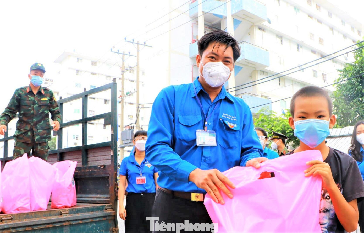 Anh Nguyễn Minh Tâm, Bí thư Thành đoàn TP Thủ Dầu Một tặng quà Trung thu cho thiếu nhi