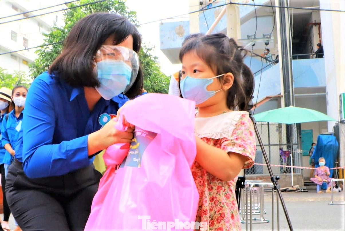 Tại thành phố Thủ Dầu Một, Đoàn công tác do chị Nguyễn Thị Ngọc Xuân – UV.BTV Trung ương Đoàn, Tỉnh ủy viên, Bí thư Tỉnh đoàn Bình Dương đã trao tặng quà cho thiếu nhi là con người lao động có hoàn cảnh khó khăn tại Khu nhà ở xã hội Hòa Lợi, phường Hòa Phú.