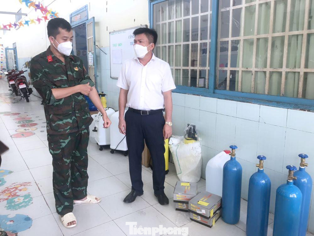 Chủ tịch UBND TP Thuận An (áo trắng) đến kiểm tra trạm y tế lưu động trên địa bàn