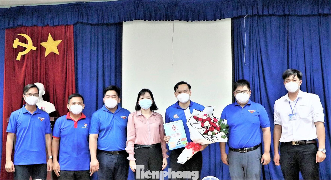 Trao quyết định kiện toàn anh Trần Bảo Lâm giữ chức Chủ tịch Hội LHTN Việt Nam tỉnh Bình Dương (Ảnh: Tỉnh đoàn Bình Dương cung cấp) Trao quyết định kiện toàn anh Trần Bảo Lâm giữ chức Chủ tịch Hội LHTN Việt Nam tỉnh Bình Dương (Ảnh: Tỉnh đoàn Bình Dương cung cấp)