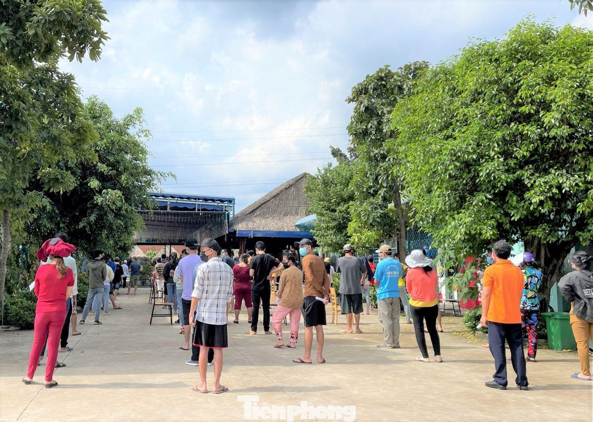 Người dân ở phường Bình Chuẩn (TP Thuận An) đi tiêm vắc xin rất đông Người dân ở phường Bình Chuẩn (TP Thuận An) đi tiêm vắc xin rất đông