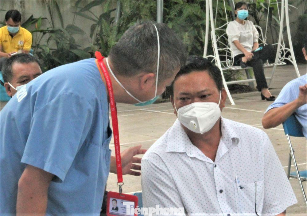 PGS.TS.BS Nguyễn Lân Hiếu (bìa trái) hỏi thăm người dân về việc tiêm vắc xin PGS.TS.BS Nguyễn Lân Hiếu (bìa trái) hỏi thăm người dân về việc tiêm vắc xin