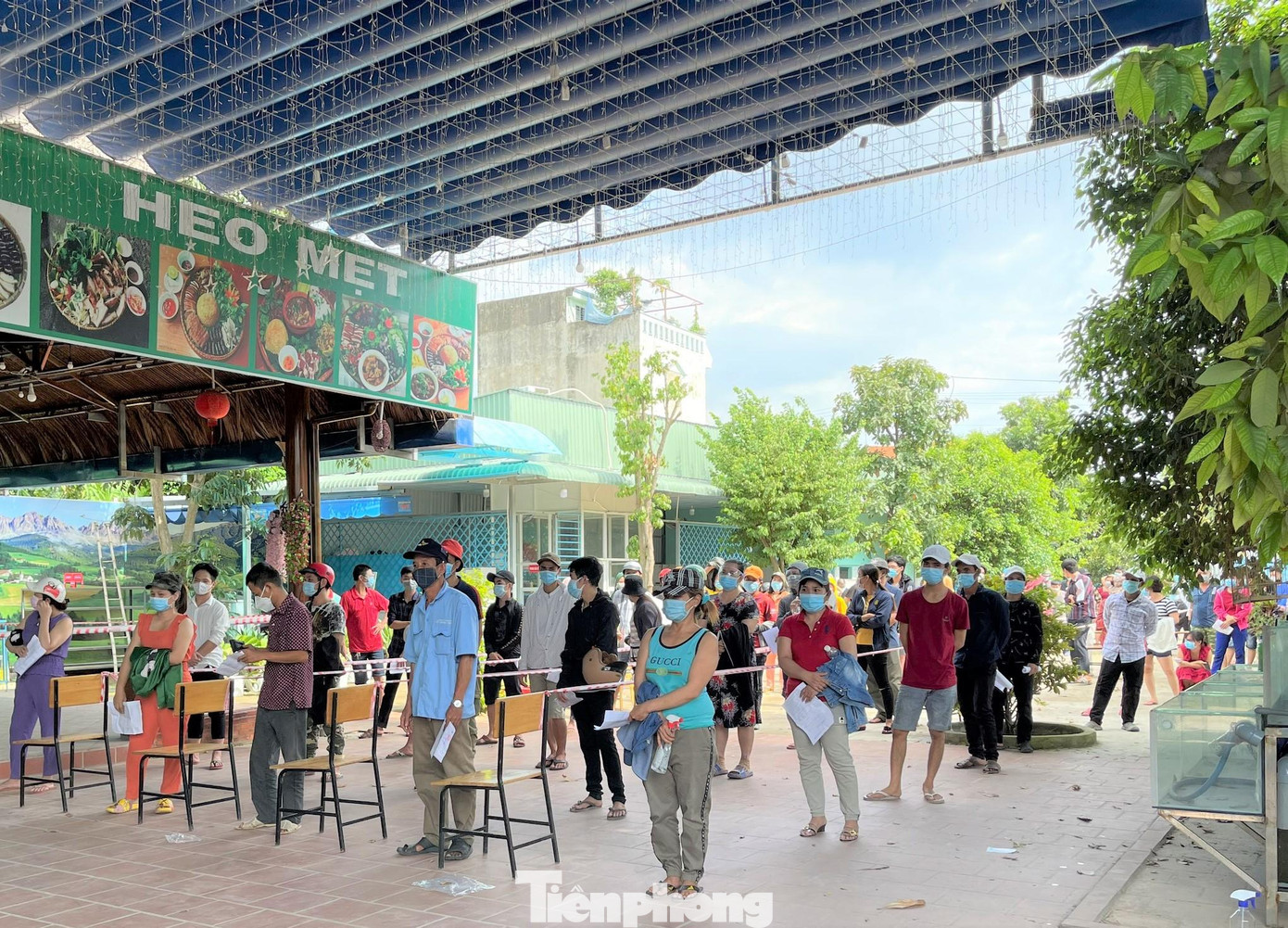 Với quyết tâm mỗi ngày tiêm đến 250.000 liều vắc xin, Thường trực Tỉnh ủy Bình Dương đã giao cho ngành y tế huy động các lực lượng hỗ trợ từ các địa phương, quân y, đội ngũ y, bác sĩ, điều dưỡng nghỉ hưu tham gia chiến dịch tiêm chủng. Tổ chức điều phối đủ, kịp thời vắc xin cho các địa phương, không để người dân phải chờ lâu tại điểm tiêm. Với quyết tâm mỗi ngày tiêm đến 250.000 liều vắc xin, Thường trực Tỉnh ủy Bình Dương đã giao cho ngành y tế huy động các lực lượng hỗ trợ từ các địa phương, quân y, đội ngũ y, bác sĩ, điều dưỡng nghỉ hưu tham gia chiến dịch tiêm chủng. Tổ chức điều phối đủ, kịp thời vắc xin cho các địa phương, không để người dân phải chờ lâu tại điểm tiêm.