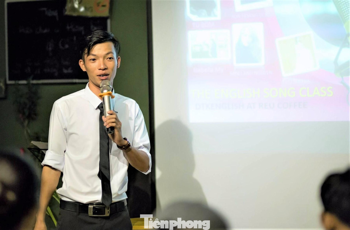 Trước khi dịch bệnh ập đến, anh Kiên tham gia giảng dạy ngoại ngữ cho học viên tại trung tâm Trước khi dịch bệnh ập đến, anh Kiên tham gia giảng dạy ngoại ngữ cho học viên tại trung tâm