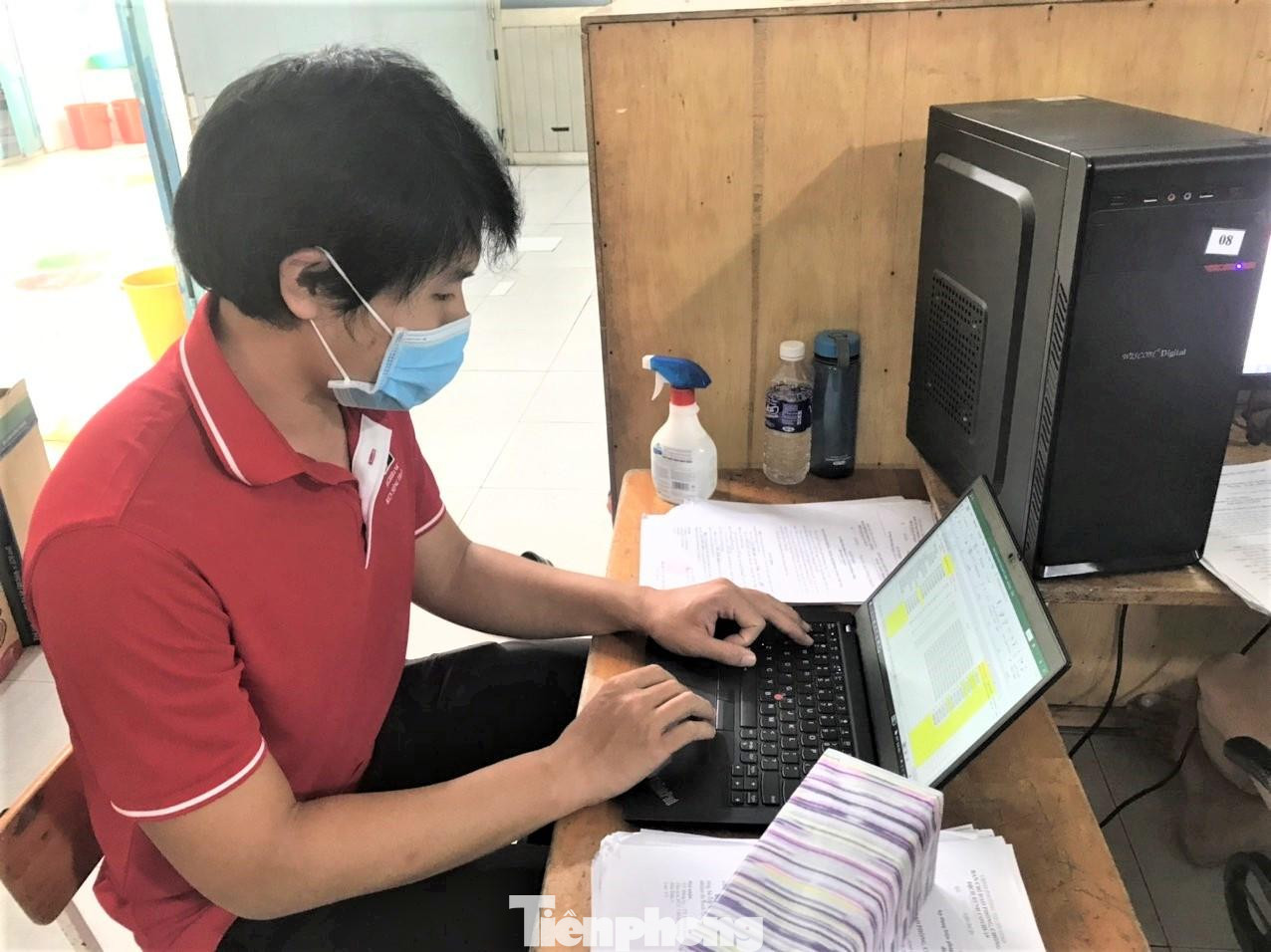 Nhận lực cho trạm y tế lưu động gồm, y tế, công an, quân đội thường xuyên theo dõi người bệnh và điều trị ban đầu cho các bệnh nhân bao gồm ngoài COVID-19