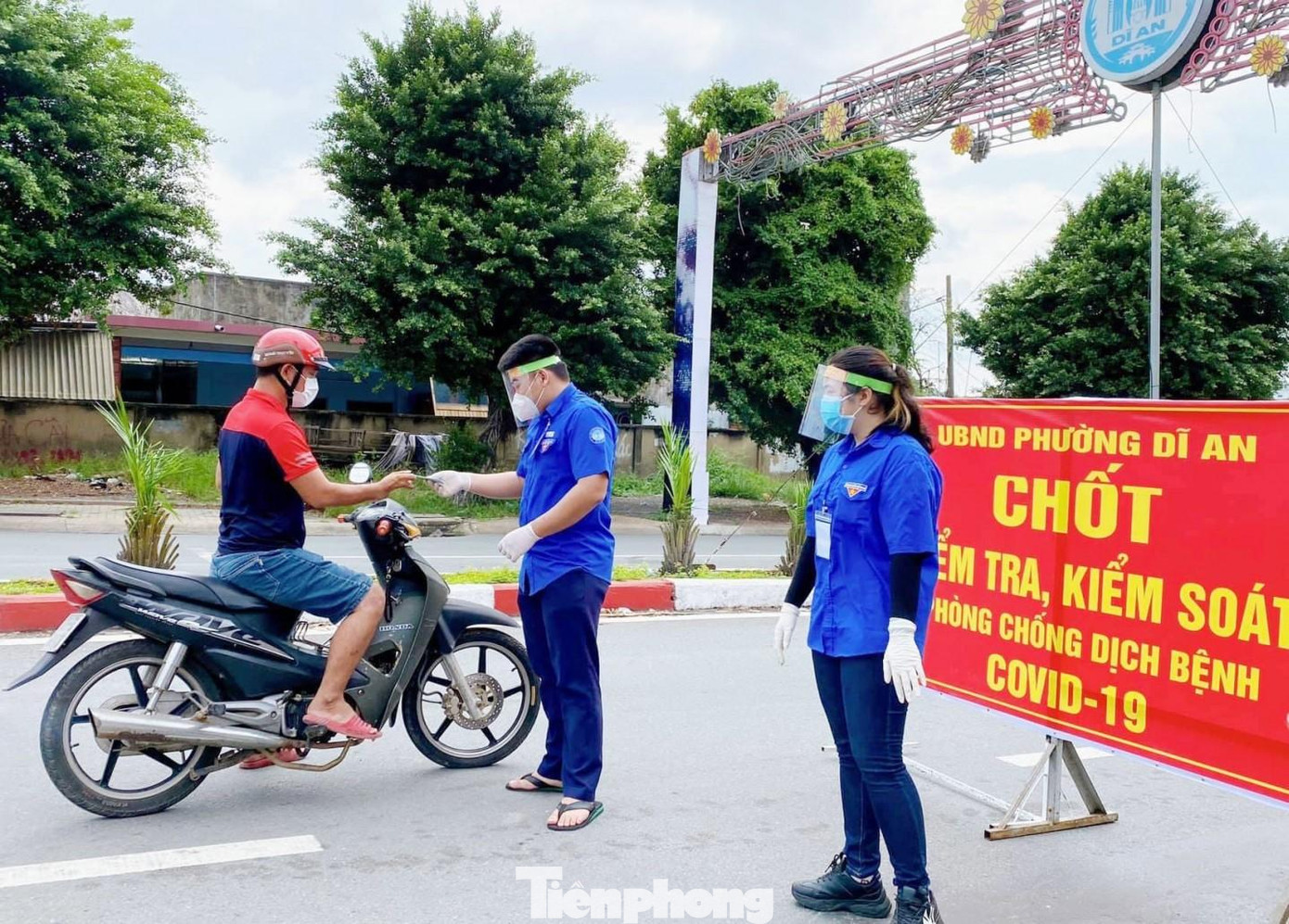 Mặc dù công bố "vùng xanh" nhưng do dịch bệnh còn phức tạp nên TP Dĩ An vẫn kiểm soát chặt người, phương tiên lưu thông, chỉ cho phép các trường hợp đủ điều kiện được ra đường Mặc dù công bố "vùng xanh" nhưng do dịch bệnh còn phức tạp nên TP Dĩ An vẫn kiểm soát chặt người, phương tiên lưu thông, chỉ cho phép các trường hợp đủ điều kiện được ra đường