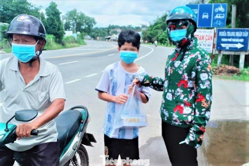 Tặng sách cho học sinh (ảnh: Thành đoàn Thủ Dầu Một) Tặng sách cho học sinh (ảnh: Thành đoàn Thủ Dầu Một)