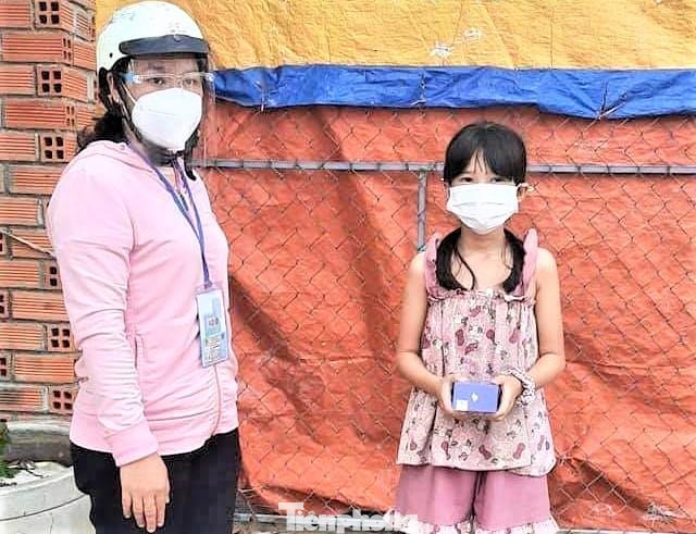 Tặng điện thoại cho học sinh khó khăn để giúp các em học trực tuyến do ảnh hưởng bởi dịch bệnh Tặng điện thoại cho học sinh khó khăn để giúp các em học trực tuyến do ảnh hưởng bởi dịch bệnh