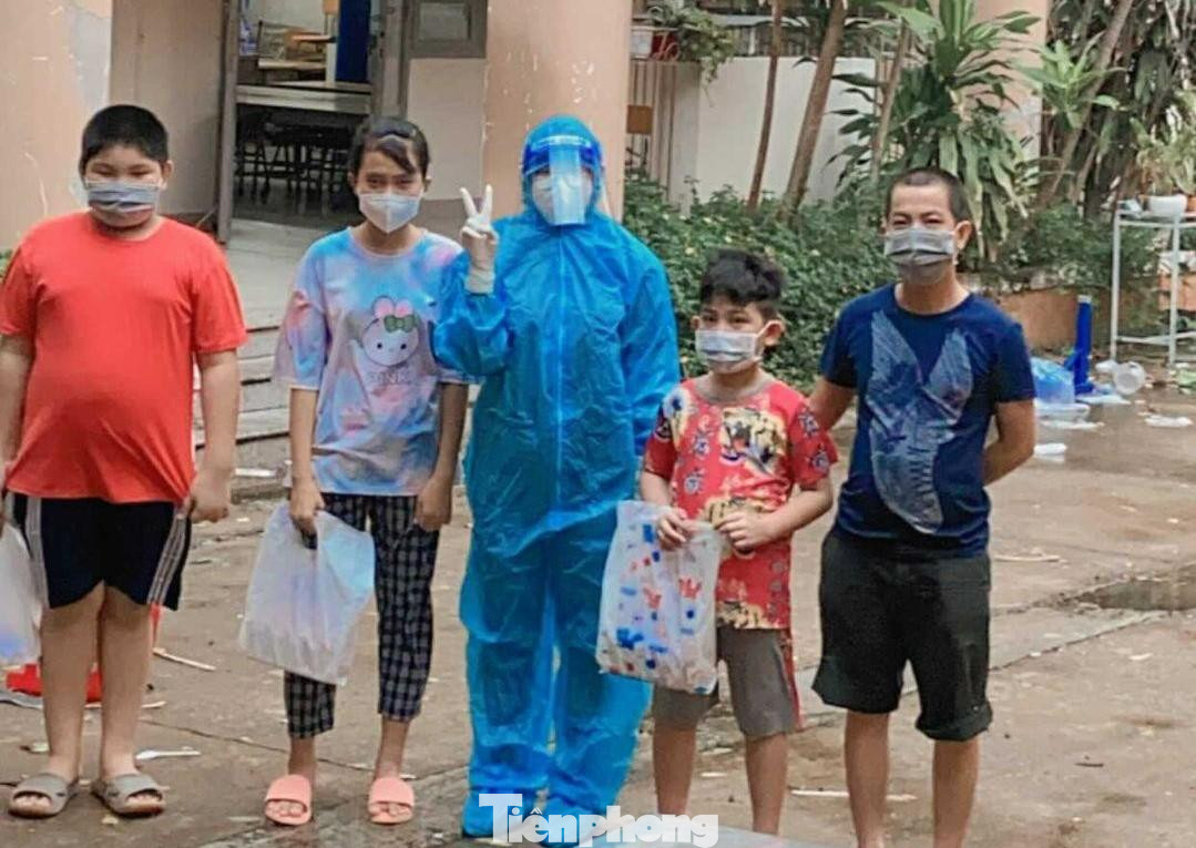 Các em học sinh có hoàn cảnh khó khăn đang cách ly được tặng quà (ảnh: Thành đoàn Thủ Dầu Một) Các em học sinh có hoàn cảnh khó khăn đang cách ly được tặng quà (ảnh: Thành đoàn Thủ Dầu Một)